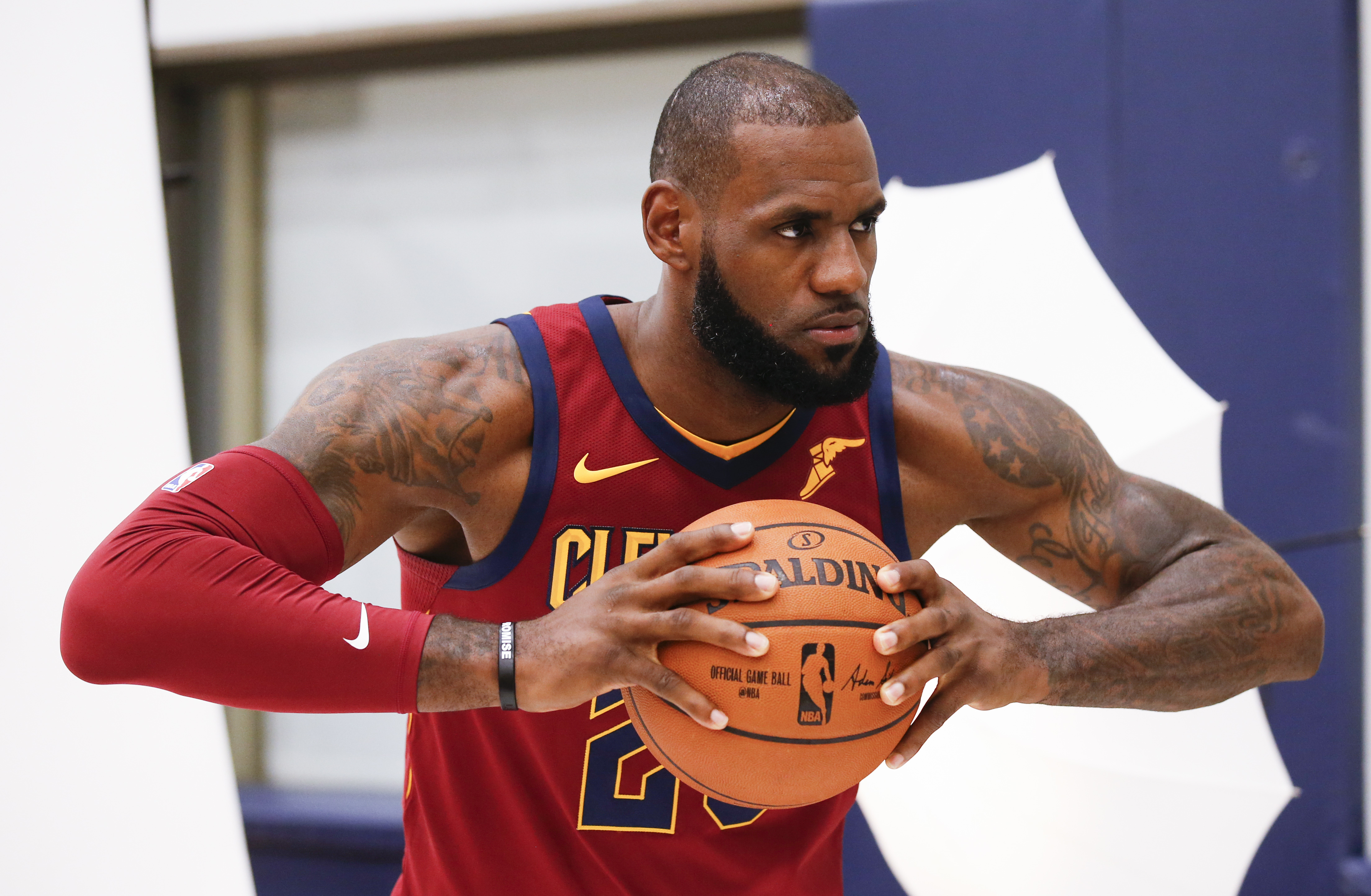 Trump Insults Lebron James' Intelligence After NBA Star Trump Insults Lebron James' Intelligence After NBA Star