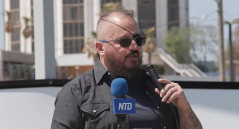 Oath Keepers Founder Stewart Rhodes Hangs With GOP Big Shots At Border Rally - Vimarsana News
