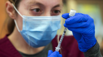 Los Angeles , CA - May 14: Alma Sevilla preparers Pfizer COVID-19 vaccine vial at a mobile vaccine clinic held at Roosevelt Park on Friday, May 14, 2021 in Los Angeles , CA. (Irfan Khan / Los Angeles Times)
